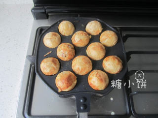 13、章鱼小丸子,加了面糊之后马上就可以继续把丸子转90°~这样丸子形就出来了