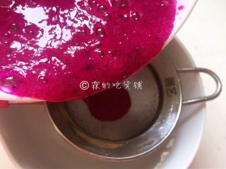 5、火龙果鲜奶小方,过一下筛。