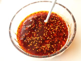 8、香辣口水鸡,再加入其余调料，拌匀，蘸料就做好了。