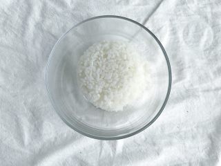 4、春意盎然之西兰花海苔饭团,将白米饭倒入大碗