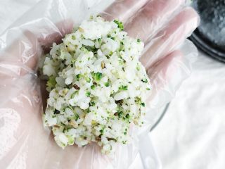 10、春意盎然之西兰花海苔饭团,戴上一次性手套 取适量拌好的米饭