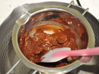 12、浓情巧克力无比派,黑巧克力隔水加热融化。