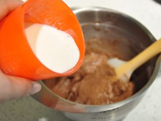 19、浓情巧克力无比派,再加入一半混合后的牛奶溶液。