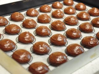 24、浓情巧克力无比派,表面的尖角可以用小勺蘸少量的水抹平。