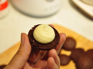 34、浓情巧克力无比派,拿一个无比派挤上适量的奶酪馅。