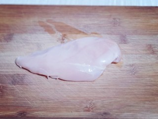1、香酥黄金大鸡排~少油版,将鸡胸肉洗干净!