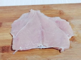 2、香酥黄金大鸡排~少油版,再用锋利的刀将鸡胸肉片开。(就是从中间切为两片,不要切断,如图)