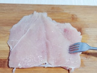 3、香酥黄金大鸡排~少油版,用食品叉扎满洞洞眼!