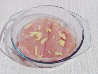 4、香酥黄金大鸡排~少油版,放入玻璃器具中,加入提前切好的姜丝!