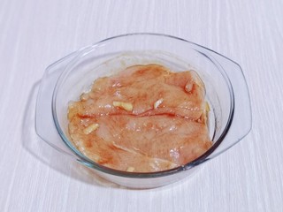 6、香酥黄金大鸡排~少油版,戴上食品手套,按摩鸡胸肉,将调味料完全吸收!腌制2小时!