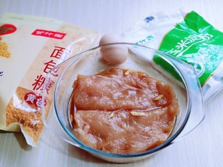 7、香酥黄金大鸡排~少油版,准备好面包糠,淀粉,鸡蛋!