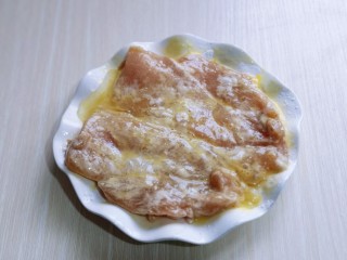 8、香酥黄金大鸡排~少油版,再将两面沾满蛋液!