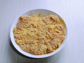 9、香酥黄金大鸡排~少油版,最后均匀裹上面包糠!