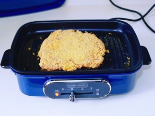 10、香酥黄金大鸡排~少油版,今天煤气不能用,所以你用美食锅,烤盘中加入少量食用油!低温预热!将裹好面包糠的鸡胸肉放入烤盘中!