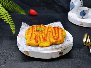 13、香酥黄金大鸡排~少油版,撒上番茄酱。(也可以根据自己的口味放上蘸料)