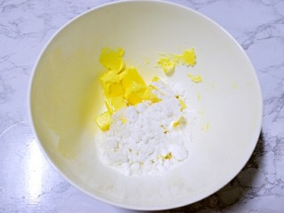 3、奶油曲奇,加入白糖、糖粉、盐