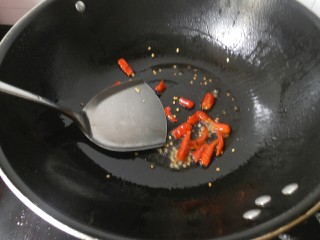 3、排骨腐竹,锅内倒入油，将尖辣椒下去爆炒一下