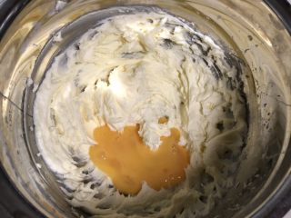 2、可爱KT小饼干,鸡蛋分三次加入黄油里，并搅打均匀
