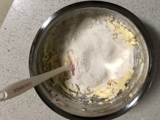 4、可爱KT小饼干,筛入低筋面粉