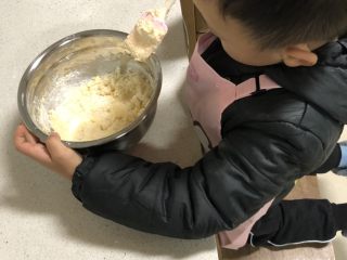 5、可爱KT小饼干,按压，再揉成光滑的面团，不用揉太久