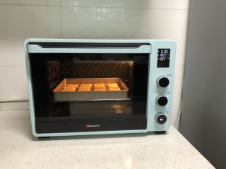 7、可爱KT小饼干,送入预热好的烤箱，中层，180度烤15-20分钟至表面金黄。