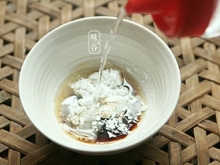 4、宫保杏鲍菇,倒入50ML清水搅拌调成酱汁。