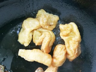 7、㊙️好吃到哭的灵魂酸汤面????吃一次就会爱上????,油豆腐煎熟。