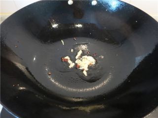 9、颜值超高的红烧蚝油紫茄子,油热后将花椒粒放入爆香，再放入姜丝