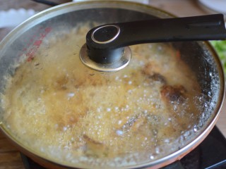 11、家常黄焖鸡,大火烧开，转小火炖十分钟