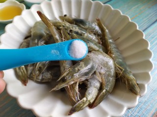 3、油焖大虾,加盐