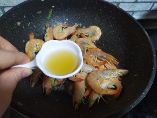 7、油焖大虾,加料酒炒匀