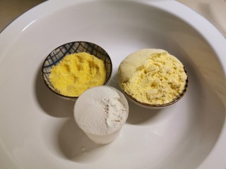 1、黄金小馒头,中筋面粉 玉米面粉 小米面粉 黄金组合