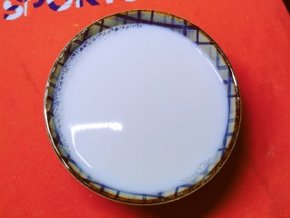 2、黄金小馒头,牛奶加热至35度–40度