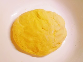 4、黄金小馒头,和成比较软一点的面团 加盖子静置发酵