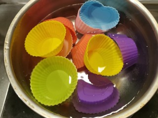 6、黄金小馒头,小馒头模具用开水煮烫 杀菌