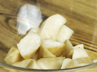 2、杏鲍菇秒变鸡米花,腌制15分钟至出水，而后挤出水分