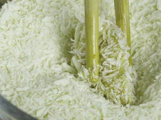 4、杏鲍菇秒变鸡米花,将杏鲍菇依次裹上玉米淀粉，沾匀蛋液，再裹上面包糠