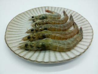 1、鲜虾时蔬面,对虾5个,虾营养丰富,且其肉质松软,易消化