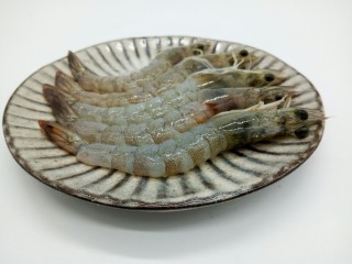 2、鲜虾时蔬面,放冰箱冷冻5分钟,再剥壳就很容易了