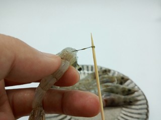 3、鲜虾时蔬面,再用牙签挑去虾线,用刀在虾背划一下,便于入味