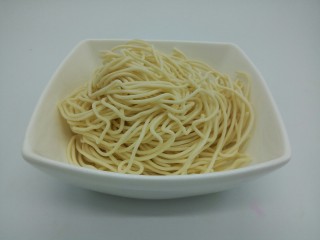 6、鲜虾时蔬面,买的是手擀面,跟孩子2个人的早餐够吃了