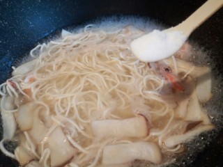 10、鲜虾时蔬面,加盐一勺,