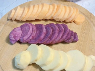 2、芋圆水果捞,番薯去皮，切成薄片备用