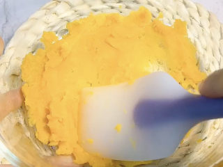 6、芋圆水果捞,简单用勺子就可以压烂了，最好压均匀一点，做出来芋圆不会有颗粒。