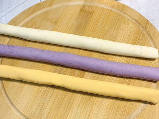 10、芋圆水果捞,取适量的面团搓成长条