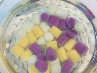 13、芋圆水果捞,煮熟的芋圆，捞起来后，要倒进冰水里冷却，这样芋圆立马变Q弹。