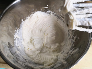 11、提拉米苏（蛋糕版）,马斯卡彭室温软化一下，打至顺滑，