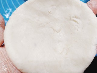 11、山药芝士饼,醒好的挤子,用手捏成波饼