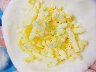 12、山药芝士饼,放上芝士,收口