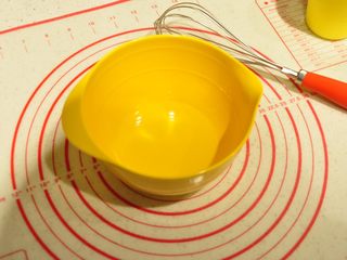 1、鲜虾沙拉盅,冰水中加入盐、细砂糖搅拌至盐和砂糖融化。